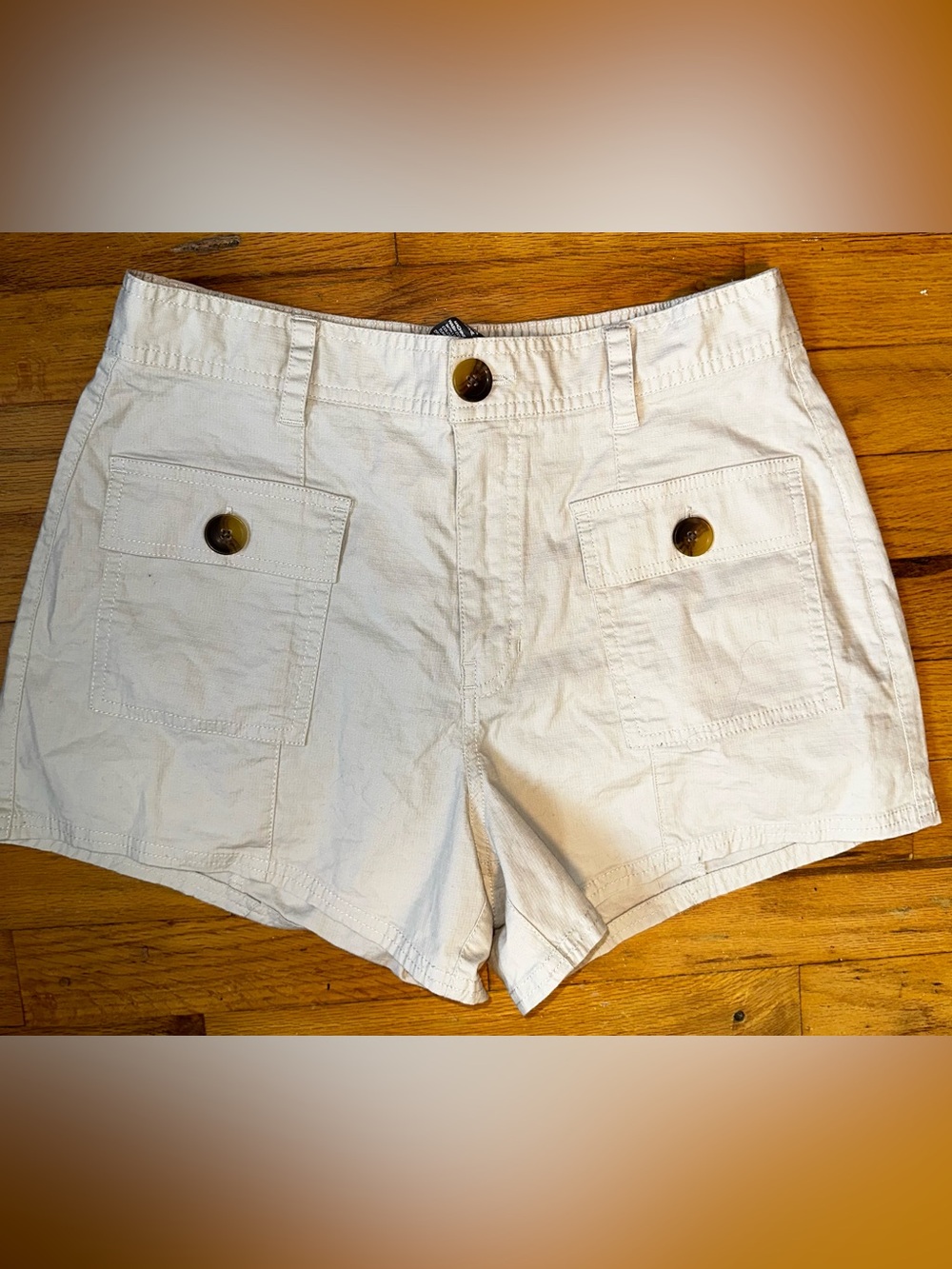 Vuori Cream Ripstop Utility Shorts with Button Flap Pockets Women’s S